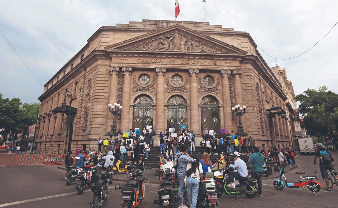 Un grupo de manifestantes protestó afuera del Congreso local en rechazo a la regulación de bicimotos. Foto: de VALENTE ROSAS. EL UNIVERSAL