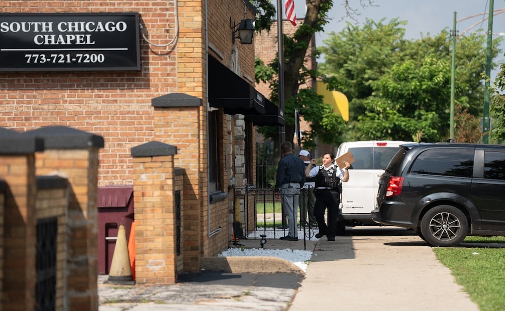 Funcionarios de Illinois suspendieron la licencia de uno de los directores de la funeraria, alegando que los cuerpos se mantenían en un área sin refrigeración en “condiciones deplorables”. Foto: AP
