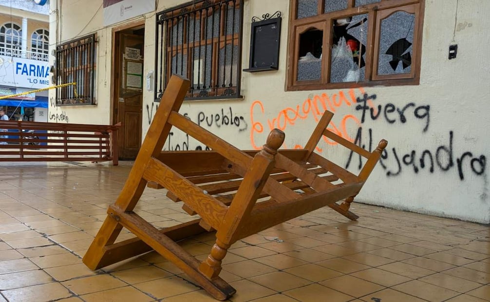 Indígenas de Michoacán queman vehículos y siniestran alcaldía de Chilchota; destrozos son en apoyo a habitantes de Acachuén.
Foto: cortesía Paulina Valencia/Alerta Noticias Michoacán.