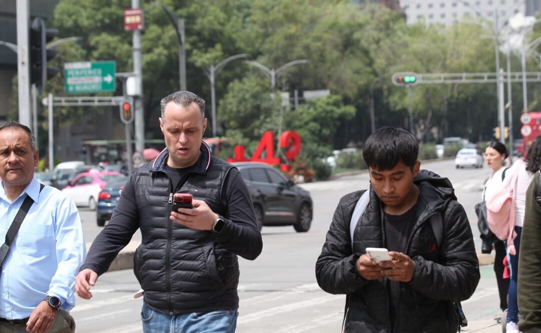 Usuarios se quedan esperando prueba de alerta sísmica en sus celulares. Foto: Francisco Rodríguez / EL UNIVERSAL