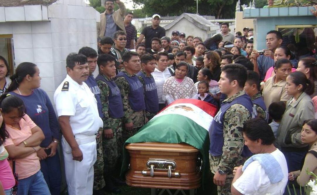 Funeral del Tercer Maestre de la Secretaría de Marina, Melquisedec Angulo, falleció durante el enfrentamiento en el que fue acribillado el narcotraficante Arturo Beltrán Leyva en 2009 / Agencia. EL UNIVERSAL