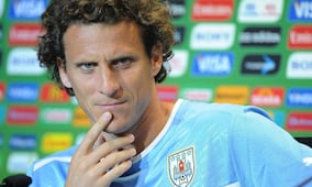 Diego Forlán reemplazaría a Marcelo Bielsa en el puesto de director técnico de Uruguay