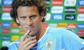 Diego Forlán reemplazaría a Marcelo Bielsa en el puesto de director técnico de Uruguay