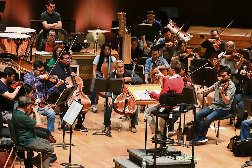 Este fin de semana la Orquesta Filarmónica de la UNAM (OFUNAM) presentó Lontano, pieza emblemática de Ligeti, en su Programa 6, junto a obras de Béla Bartók y Ludwig van Beethoven, dos de los artistas que marcaron al compositor.