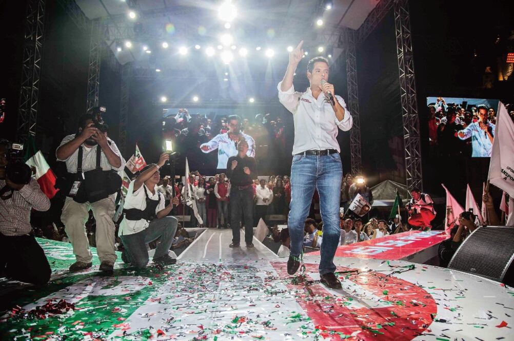 El candidato del PRI Alejandro Murat, festejó con sus seguidores en el centro de la capital oaxaqueña ante las cifras que lo ponen al frente (ARTURO PEREZ ALFONSO. CUARTOSCURO)