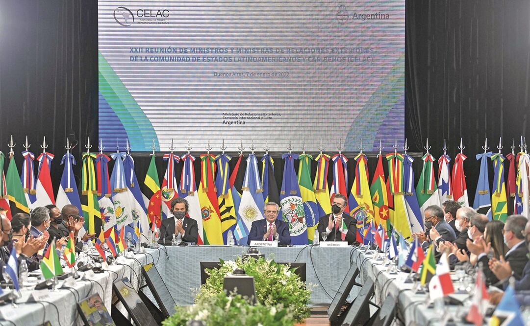 El presidente de Argentina, Alberto Fernández, entre su canciller Santiago Cafiero y el secretario de Relaciones Exteriores mexicano, Marcelo Ebrard, ayer durante la 22 cumbre de cancilleres de la Celac, en Buenos Aires. Foto: María Eugenia / AFP