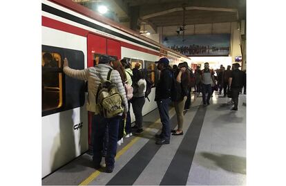 Tren Suburbano sube tarifas; aumento molesta a usuarios por malas condiciones del transporte