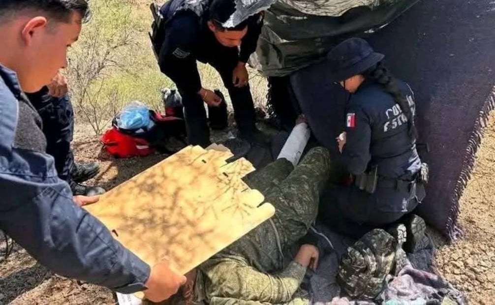 Rescatan en el desierto de Saric a migrante hondureña; cayó a un barranco cuando intentaba llegar a la frontera.
Foto: Especial.