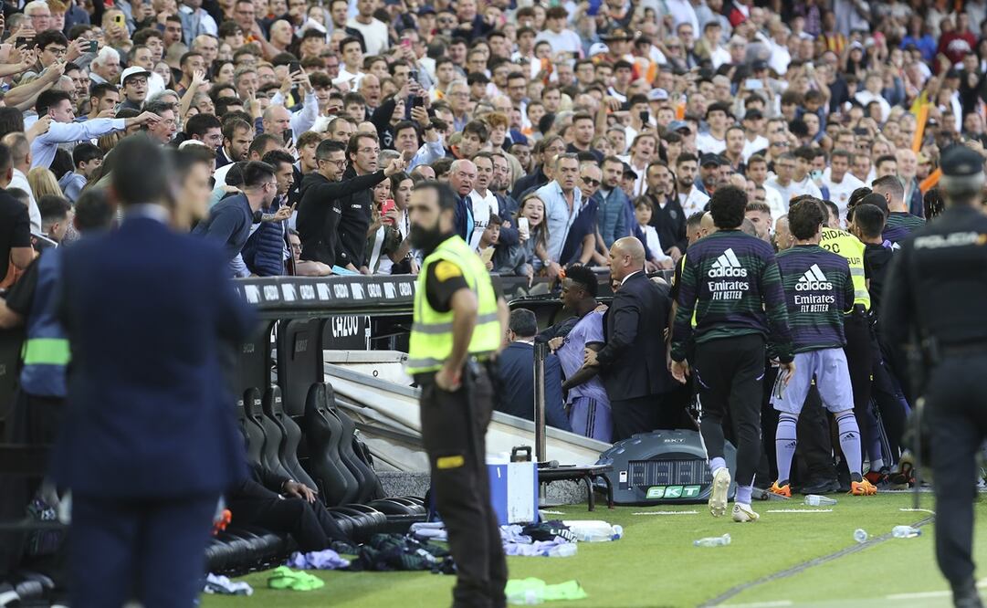 Vinicius Jr sale expulsado del campo de juego / Foto: AP