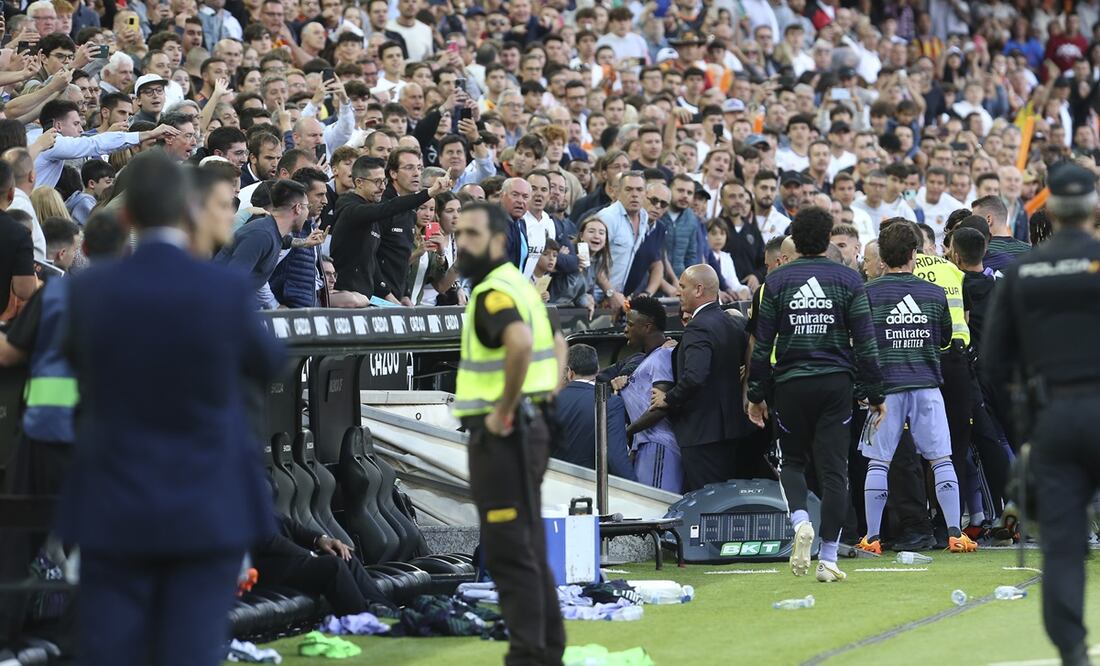 Vinicius Jr sale expulsado del campo de juego / Foto: AP