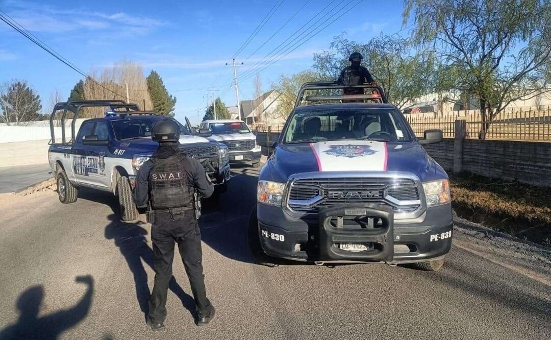 En el domicilio se localizaron y aseguraron 5 vehículos, siendo una Dodge RAM en color negro, la cual cuenta con reporte de robo en Estados Unidos. Fotos: Especiales