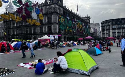 Al menos 100 artesanos continúan instalados en plantón en el Zócalo; exigen quedarse más tiempo en Romería