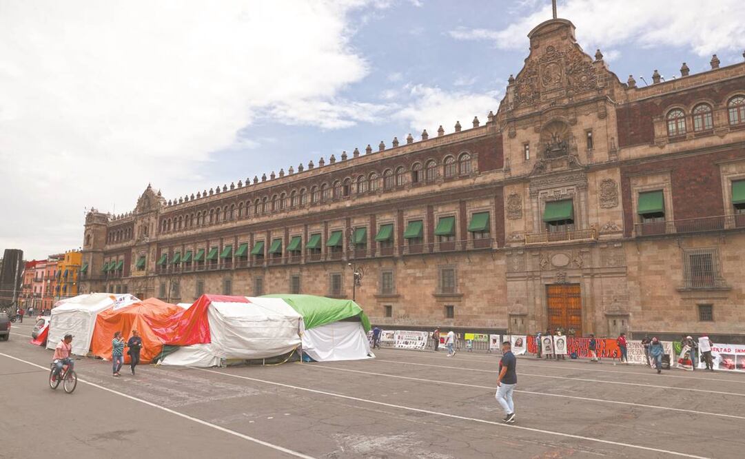 Las personas que instalaron el plantón frente a Palacio Nacional han soportado viento, lluvias y acoso de gente. Algunos de ellos estuvieron dentro del recinto hace un año, cuando se reinstaló el Sistema Nacional de Búsqueda. Foto: ADRIANA HERNÁNDEZ