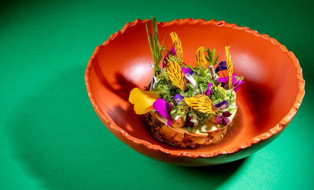 Ceviche tropicoso de atún con salsa de altamar, aguacate y flor de cilantro del restaurante Filigrana. Foto: Jorge Garaiz/EL UNIVERSAL