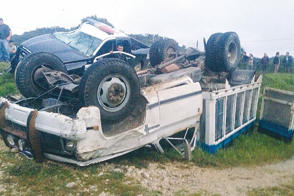 El accidente ocurrió cuando los oficiales de la Patrulla Estatal Fronteriza le marcaron el alto a la unidad, la cual no frenó y comenzó la persecución, hasta que la camioneta se estrelló contra el vehículo oficial (ESPECIAL)