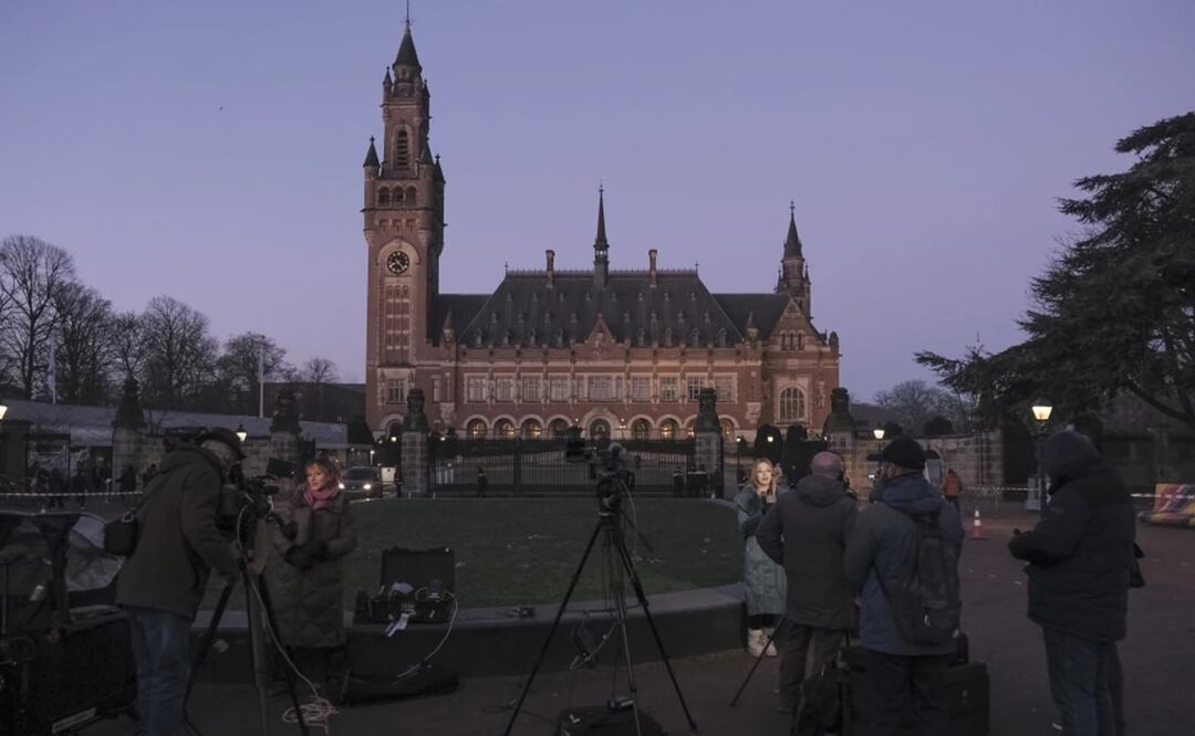 Periodistas trabajan ante la Corte Internacional de Justicia antes de una vista en La Haya, Holanda. Foto: AP
