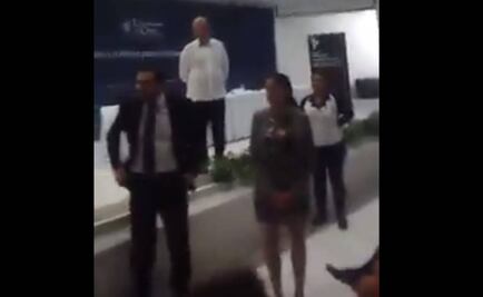 Activistas irrumpen en conferencia de Felipe Calderón en Cancún