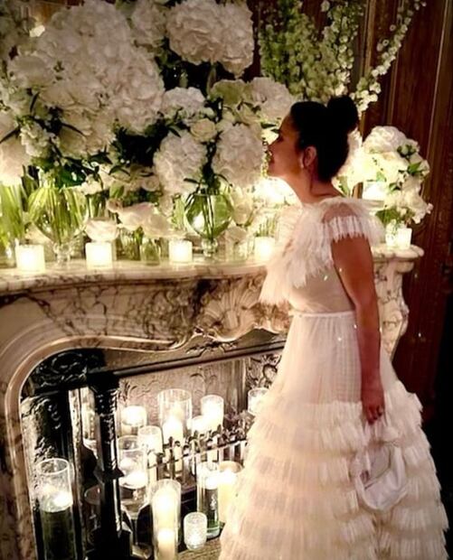 Salma Hayek luce como nadie un elegante vestido blanco