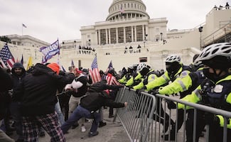 Policías atacados en asalto al Capitolio demandan a Trump; acusan "corrupción presidencial"