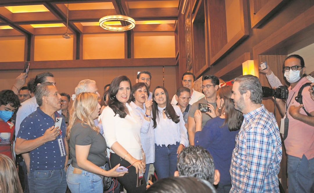 La candidata de Va por Aguascalientes, María Teresa Jiménez (centro), es felicitada por su triunfo en la entidad. Foto: Xóchitl Álvarez/ EL UNIVERSAL.