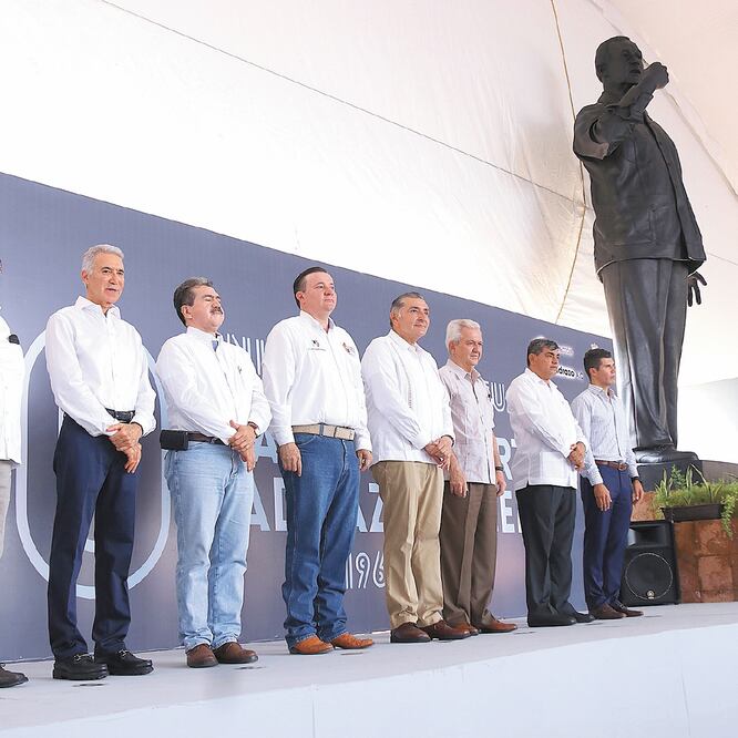 Roberto Madrazo (segundo de izq. a der.) asistió al 50 aniversario luctuoso de su padre, Carlos A. Madrazo. El evento fue encabezado por el mandatario actual, Adán López, (cuarto de der. a izq.). ESPECIAL