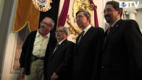 Condecoran a Miguel León-Portilla