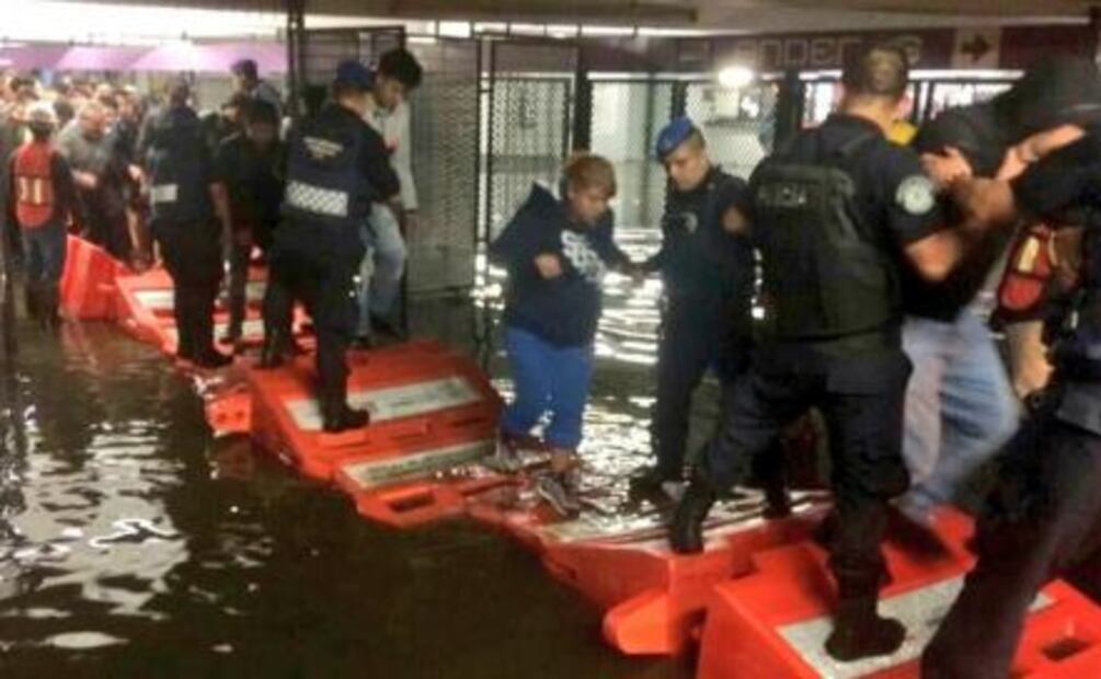 Fotos. Se las ingenian para librar efectos de la lluvia de ayer 