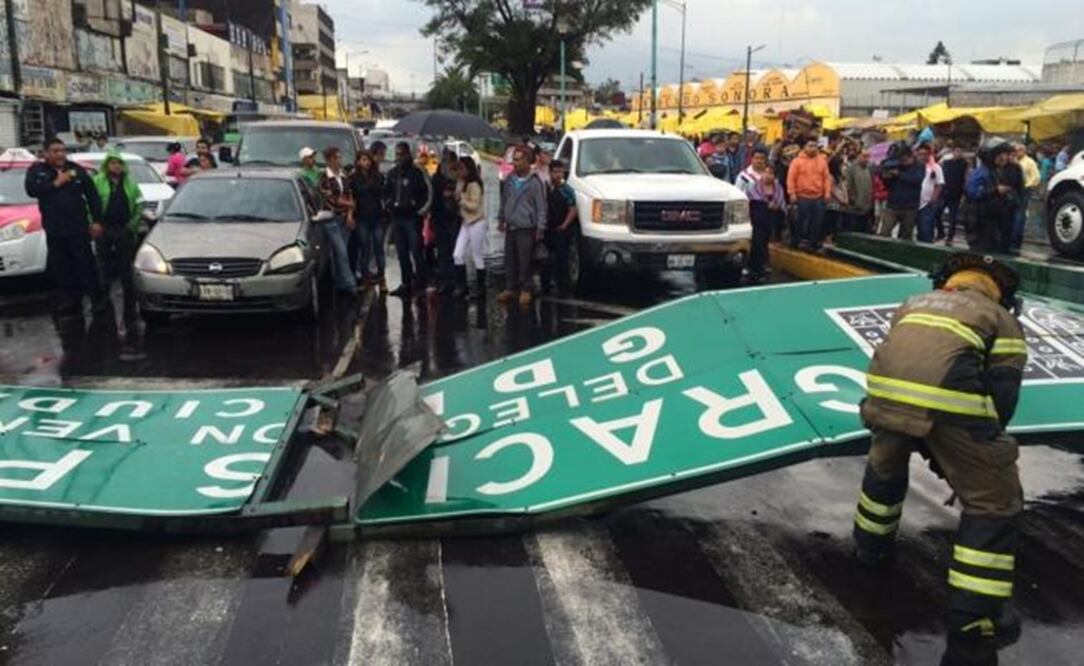 A road sign was taken down by the strong winds. (Photo: Fernando Ramírez)