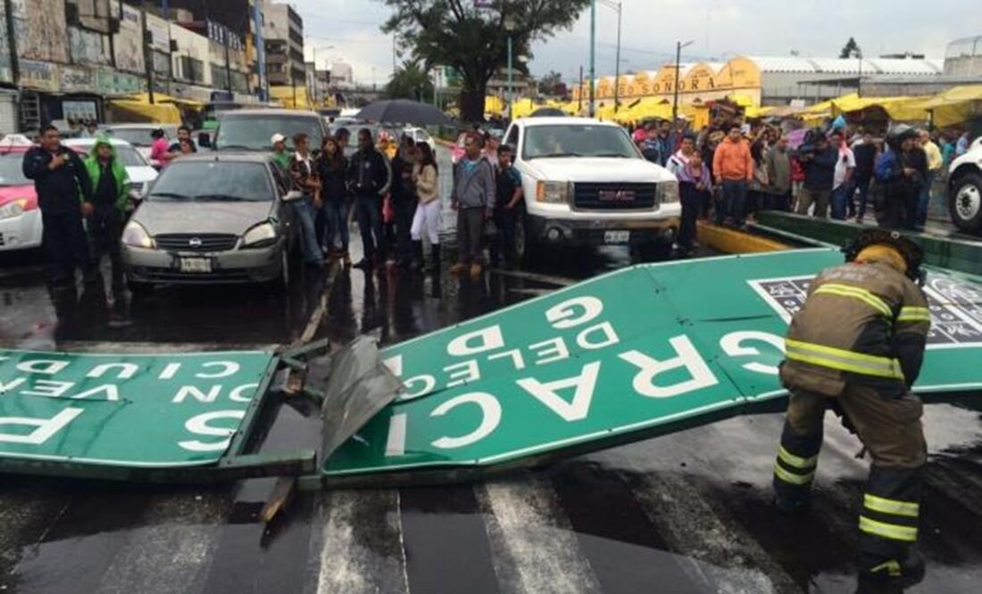 A road sign was taken down by the strong winds. (Photo: Fernando Ramírez)