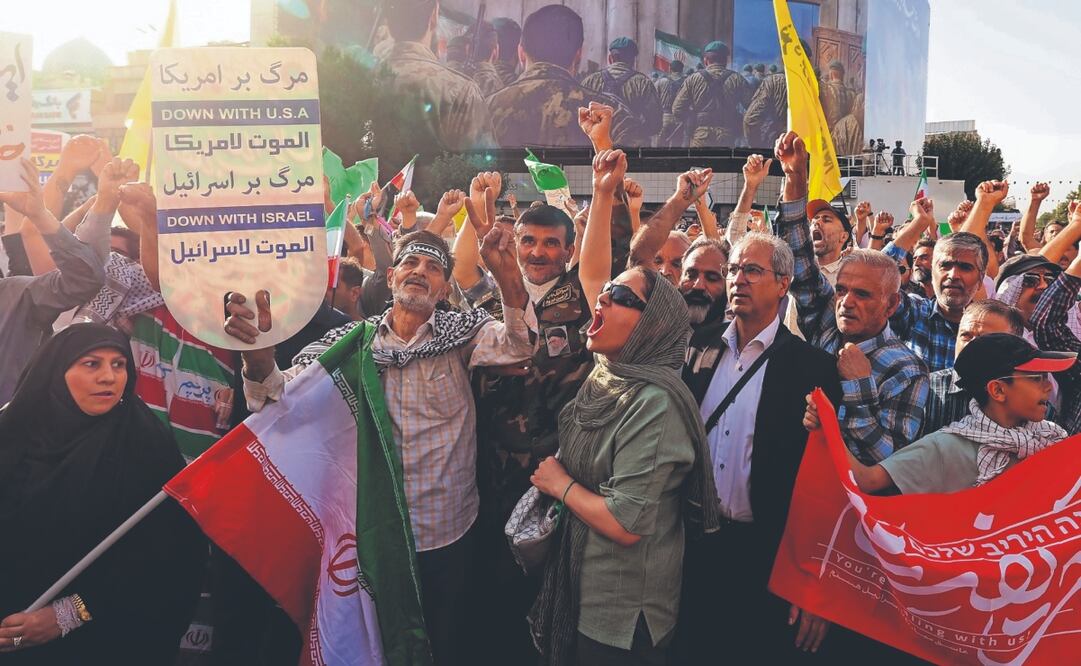 Iraníes ondean banderas y pancartas en una plaza en Teherán, en rechazo al ataque de Estados Unidos contra instalaciones nucleares. Foto: Atta Kenare/ AFP