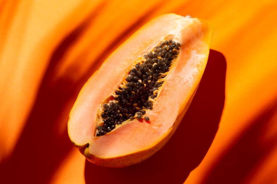 La papaya es una fruta tropical que puede integrarse al desayuno. Foto: Freepik