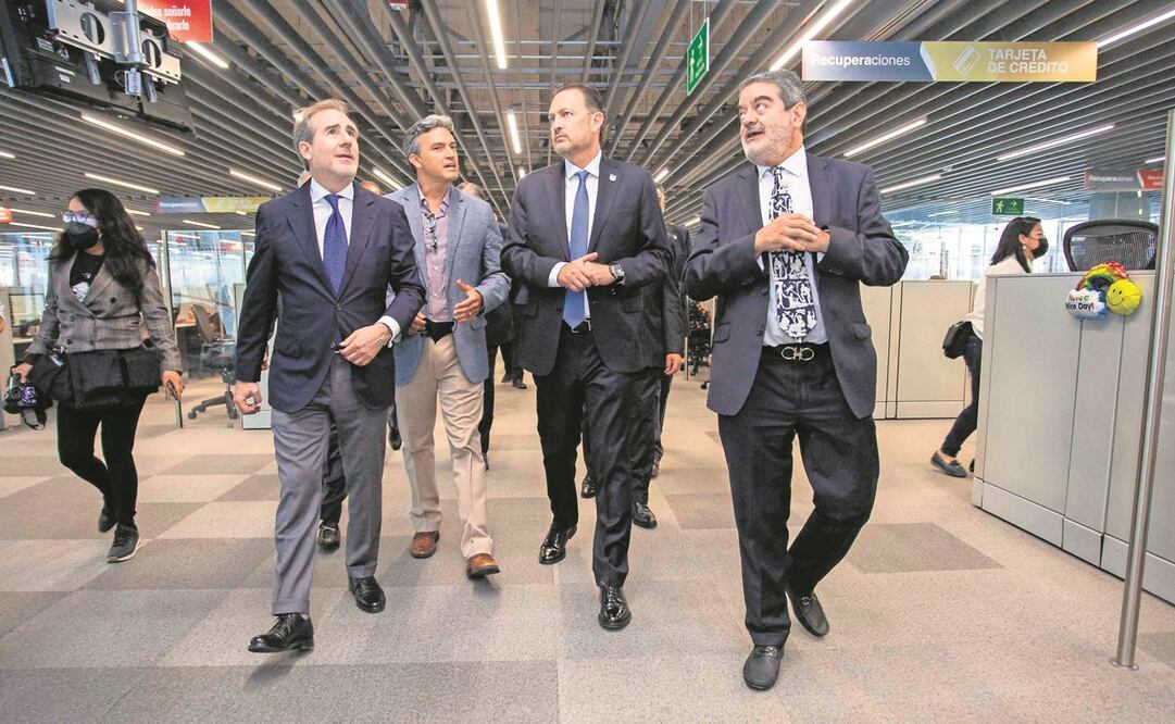 El gobernador Mauricio Kuri (centro) puso en servicio el corporativo Santander Distrito Querétaro, ubicado junto al Contact Center del banco. Foto: Especial.