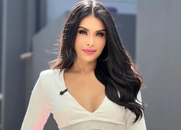 Kristal Silva combina pantalón de vestir con top de escote en V