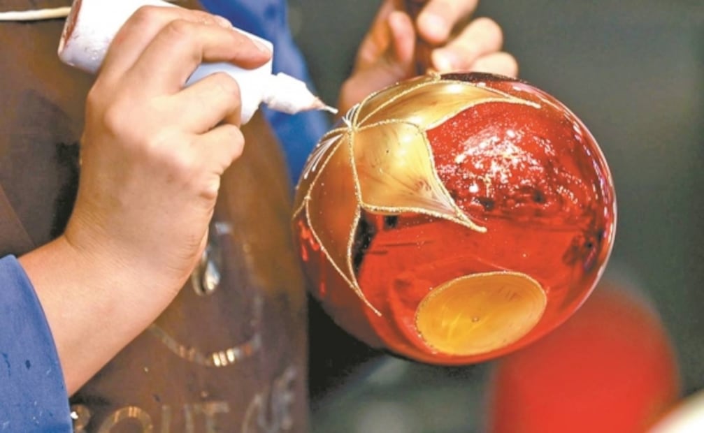 Muestran esferas navideñas en Estados Unidos