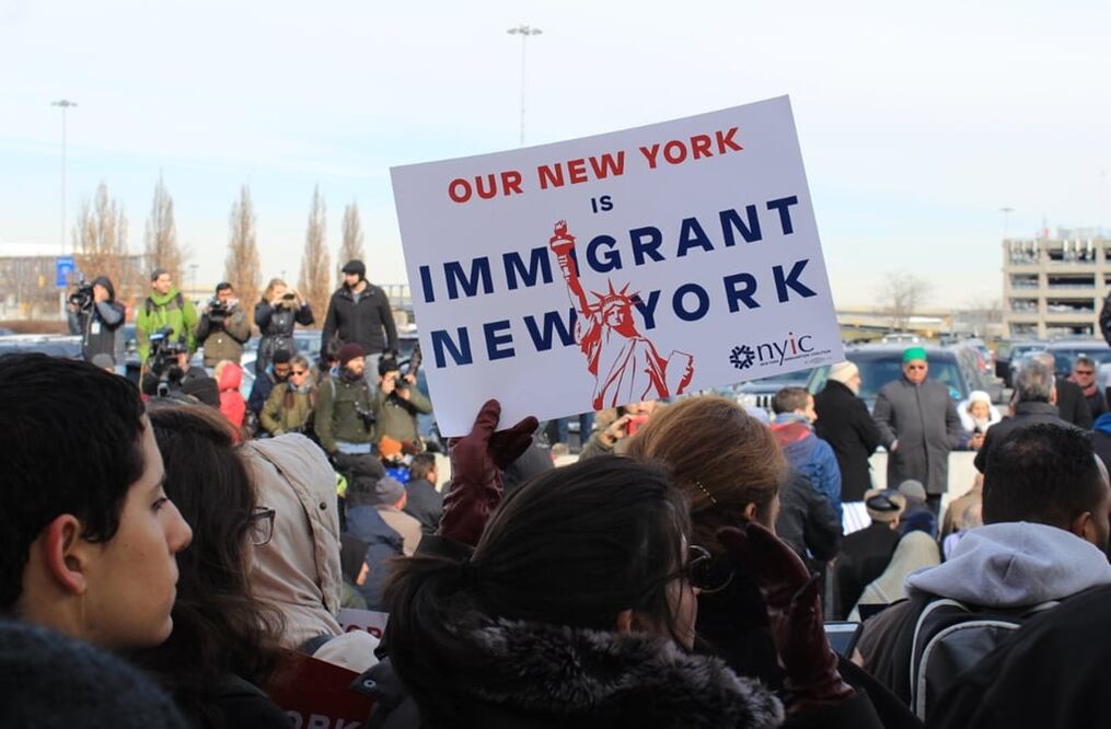 Varias personas se manifiestan en contra del veto migratorio del presidente de los Estados Unidos, Donald Trump, en el aeropuerto John F. Kennedy de Nueva York. Foto: EFE
