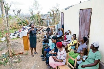 Haití vive primer día de luto; empieza a recibir ayuda