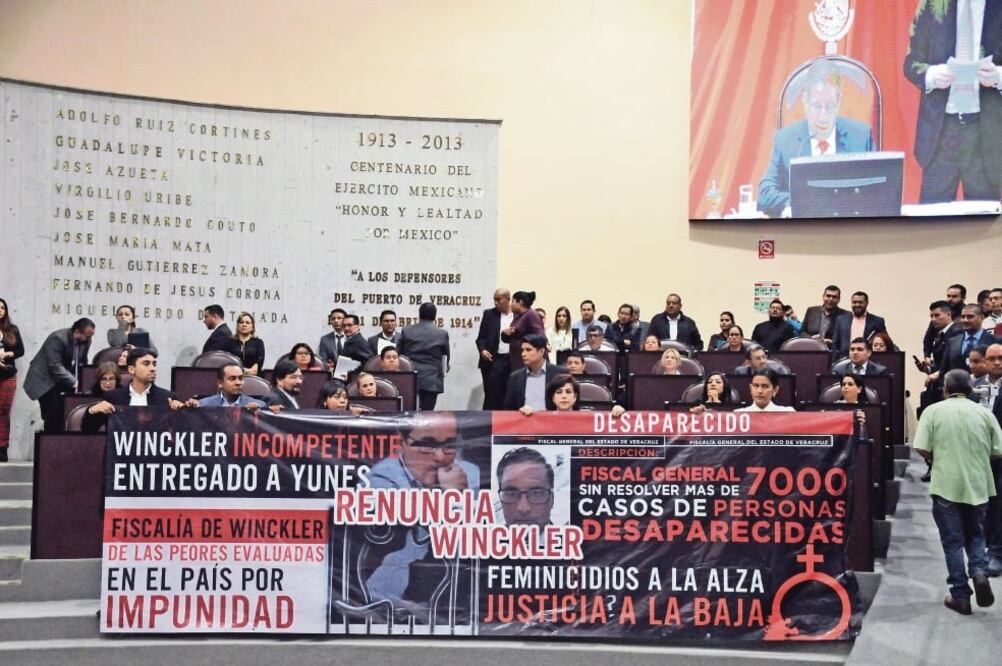 Diputados locales exhibieron en lonas las acusaciones que pesan contra el fiscal Jorge Winckler, y con 39 votos a favor avalaron que sea destituido. (MIGUEL ÁNGEL CARMONA. EL UNIVERSAL)