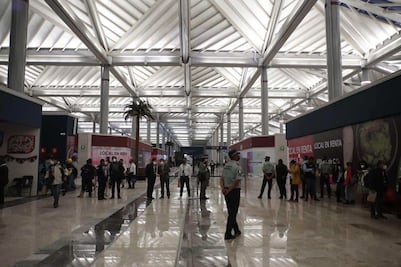 Capitalinos aprovechan día feriado para conocer el nuevo Aeropuerto de Santa Lucía 