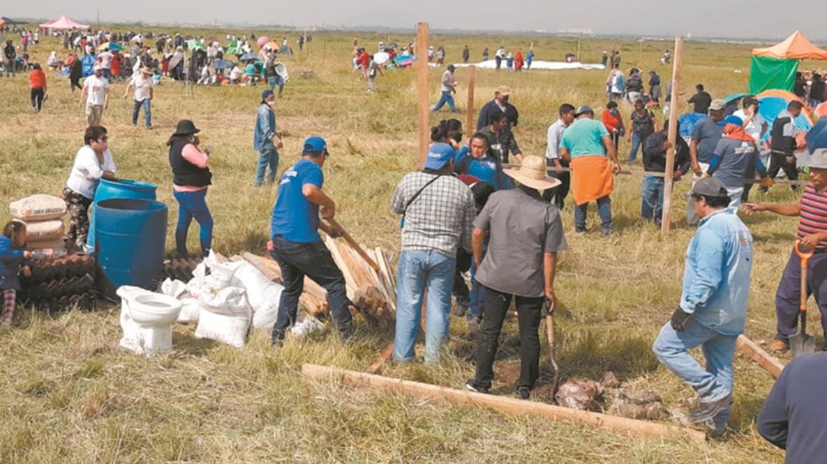 El sábado, comuneros de Santa María Tulpetlac ingresaron a la zo-na y llevaron a cabo actos de posesión construyeron casas rústicas. Foto: Especial