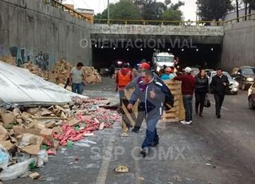 Volcadura afecta a Eje Central e Insurgentes Norte