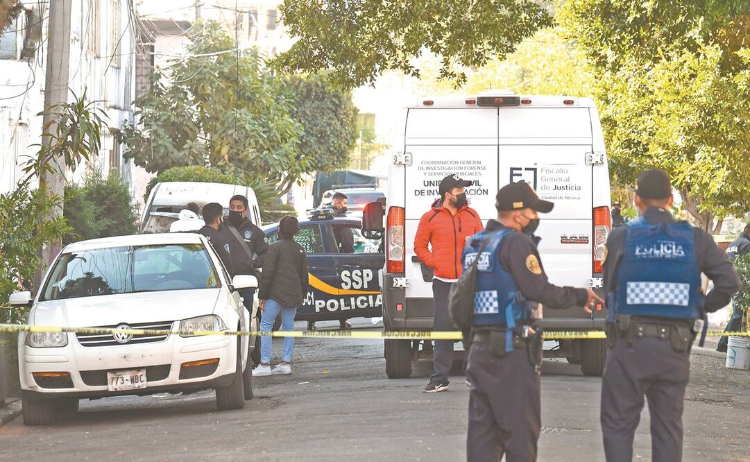 Policías resguardaron el perímetro donde fueron hallados los cuerpos calcinados. Foto: Juan Armando Martínez. EL UNIVERSAL