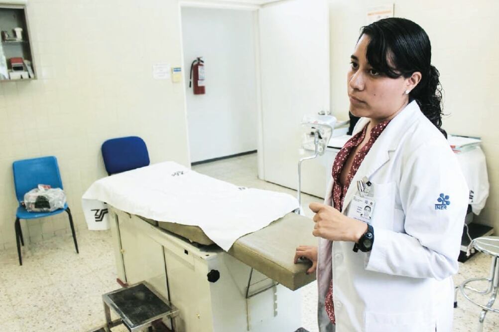 Fabiola es la encargada del centro de salud local. Tiene 25 años y es médico pasante; ella atiende, en un horario de 8:30 a 15:30 horas, de 13 a 16 pacientes (JUAN ORTEGA. EL UNIVERSAL)