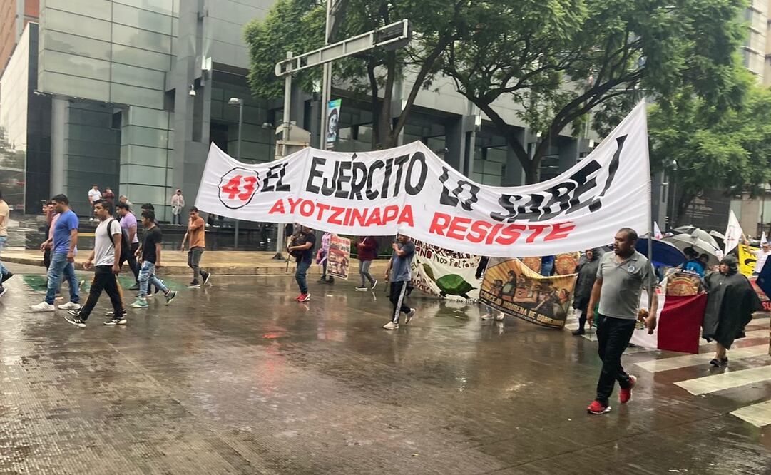 Padres de estudiantes desaparecidos en Ayotzinapa protestan bajo la lluvia. Foto: Daniela Wachauf