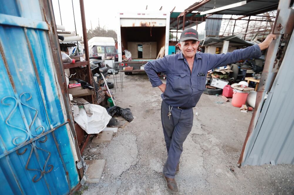 Ezequiel Limón, originario de Mexicali, tiene un taller mecánico propio en San Antonio, Texas, donde reside desde 1989. Dice que está de acuerdo con las políticas migratorias de Donald Trump si se enfocan en expulsar a indocumentados que delinquen en EU
