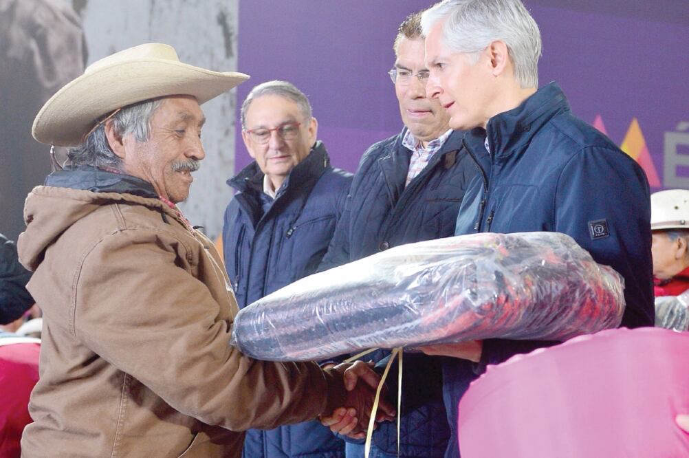 Ayuda. El gobernador del Edomex, Alfredo del Mazo, repartió kits a vecinos de 12 comunidades de Temascaltepec (ESPECIA)