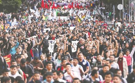 Prometen justicia a padres de los 43, no “verdad histórica”