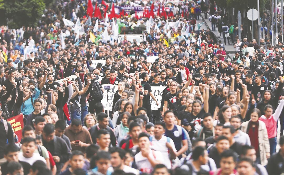 A cuatro años de la desaparición de los normalistas, familiares, amigos y diversas organizaciones sociales marcharon en la CDMX para exigir justicia. (VALENTE ROSAS. EL UNIVERSAL)