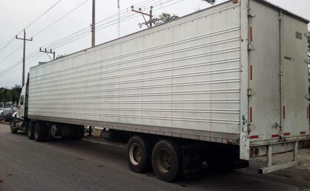 Tras el rescate de las personas, los elementos de la AIC aseguraron a dos hombres por la probable violación a la Ley de Migración. FOTOS: PGR