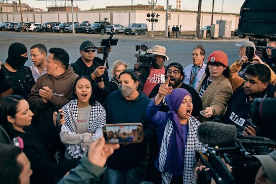 Asma Elhuni, abajo a la derecha, arrestada durante un operativo policiaco cerca del centro de detención de migrantes Delaney Hall, en Newark, Nueva Jersey. Foto:Andres Kudacki / AP