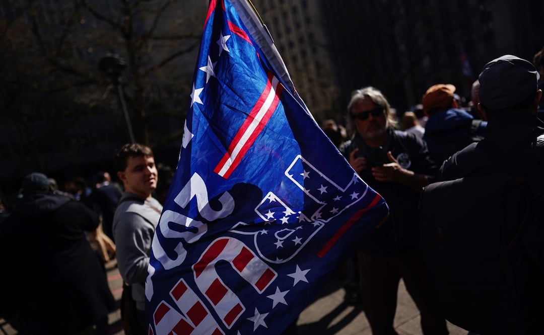 Simpatizantes de Trump se manifiestan frente al Tribunal Penal de Nueva York. Foto: EFE